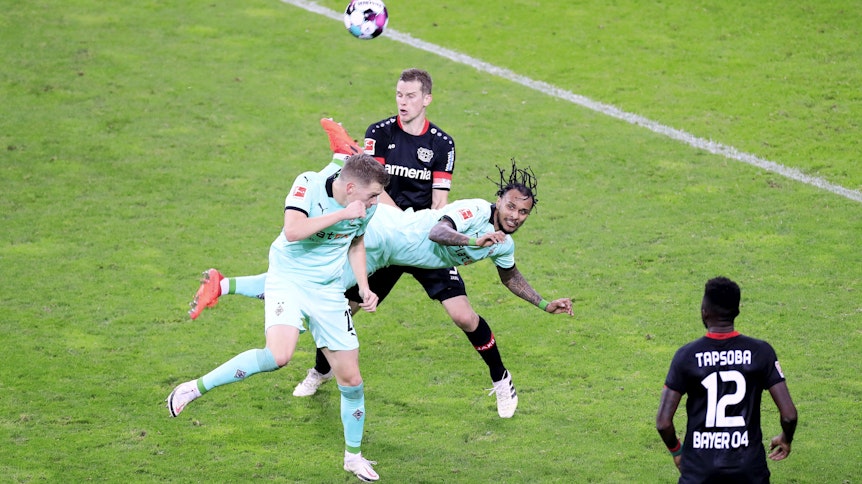 Borussias Valentino Lazaro (Mitte) erzielte am 8. November 2020 das 3:4 bei Bayer Leverkusen per „Skorpion-Kick“. Der Treffer des Österreichers wurde nun von der ARD-Sportschau zum Tor des Monats November gekürt.