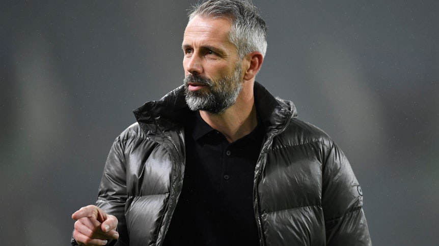 Gladbach-Trainer Marco Rose, hier Anfang Dezember 2020 an der Seitenlinie im Borussia-Park vor dem Champions-League-Spiel gegen Inter Mailand, schreitet zu einem Interview.