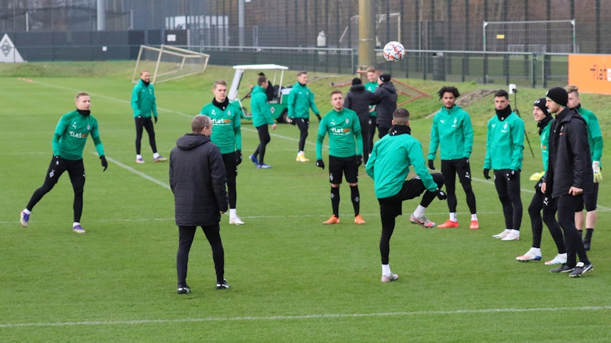 Das Team von Borussia Mönchengladbach beim Abschlusstraining vor dem Champions-League-Spiel bei Real Madrid am 7. Dezember 2020 im Borussia-Park.