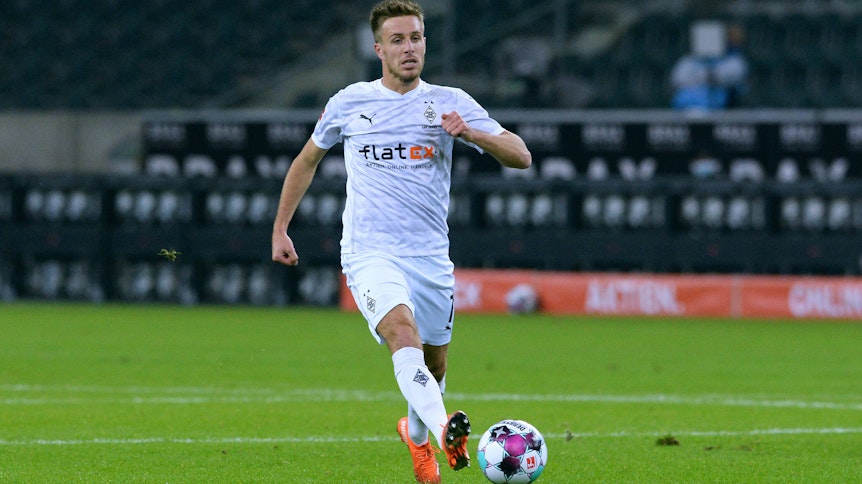 Patrick Herrmann, hier am 17.Oktober 2020 im Heimspiel gegen Wolfsburg zu sehen, kontrolliert im Borussia-Park den Ball.