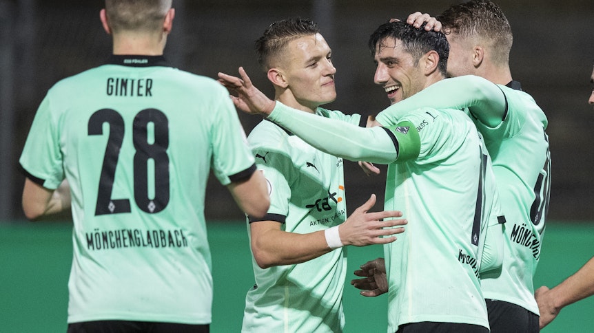 Gladbachs Kapitän Lars Stindl (2.v.r) jubelt in Elversberg nach seinem Tor zum zwischenzeitlichen 0:3.