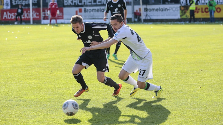 2014 trat Borussia Mönchengladbach erstmals bei einem Freundschaftsspiel gegen die SV Elversberg an (Auf dem Foto sieht man Ex-Gladbacher Julian Korb (r.) im Zweikampf mit dem damaligen Elversberger Christian Grimm.