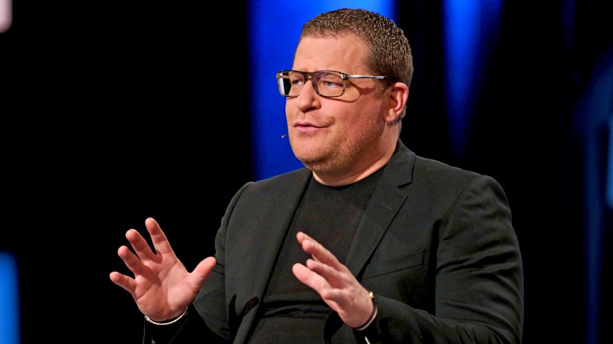 Gladbachs Manager Max Eberl gestikuliert mit den Händen bei einem Auftritt in der ZDF-TV-Show „Aktuelles Sportstudio“ am 12. Dezember 2020.