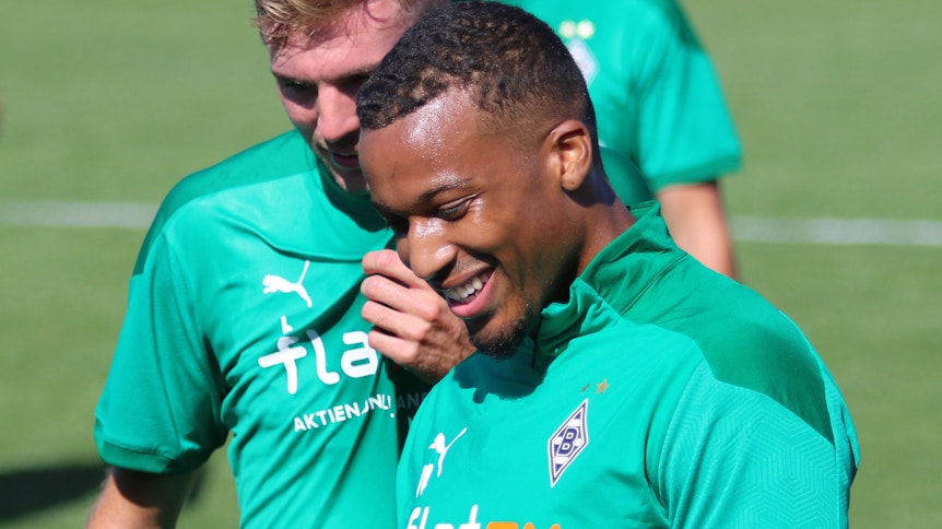 Borussias Alassane Plea bei einem Training der Fohlen im Sommer auf dem Trainingsplatz im Borussia-Park.
