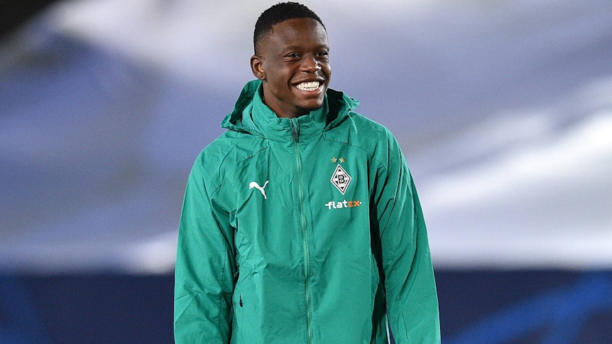 Borussias Mittelfeldspieler Denis Zakaria lacht vor dem Champions-League-Spiel bei Real Madrid am 09.12.2020 im Estadio Alfredo Di Stefano in die Kamera.
