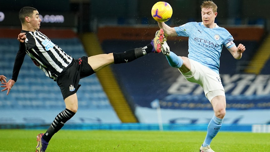 Miguel Almiron (l) von Newcastle United und Kevin De Bruyne von Manchester City kämpfen am 15. Spieltag der Premier-League am 26.12.2020 um den Ball.