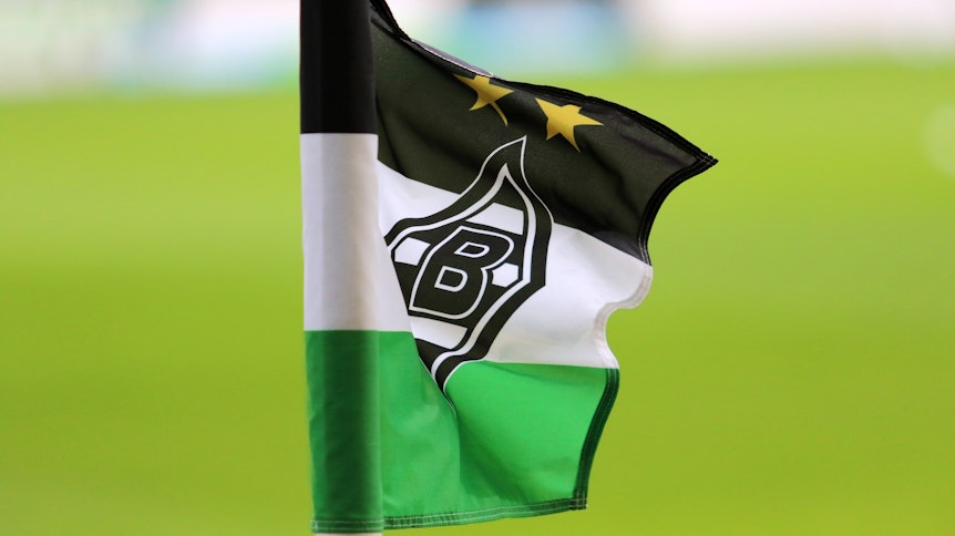 Borussias Eckfahne im Stadion am Borussia-Park weht im Wind. Das Symbolfoto entstand am 21. November 2020 beim Spiel der Fohlen gegen den FC Augsburg im Borussia-Park.