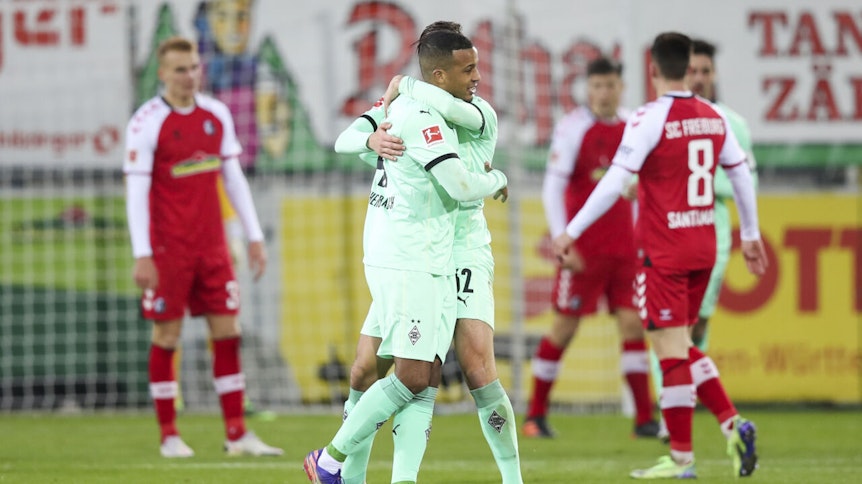 Gladbach-Stürmer Alassane Plea (l.) traf bei Borussias Remis in Freiburg zum 2:2-Endstand.