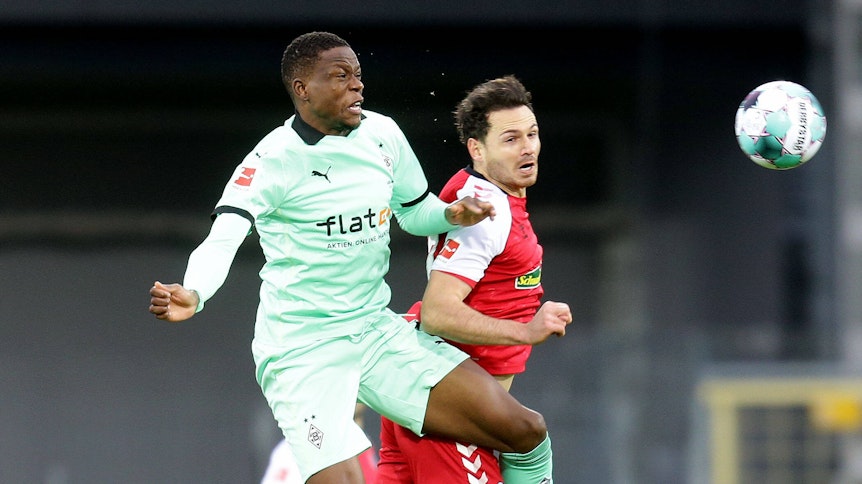 Borussias Denis Zakaria und Freiburgs Nicolas Höfler im Zweikampf während der Bundesliga-Partie des 10. Spieltags.