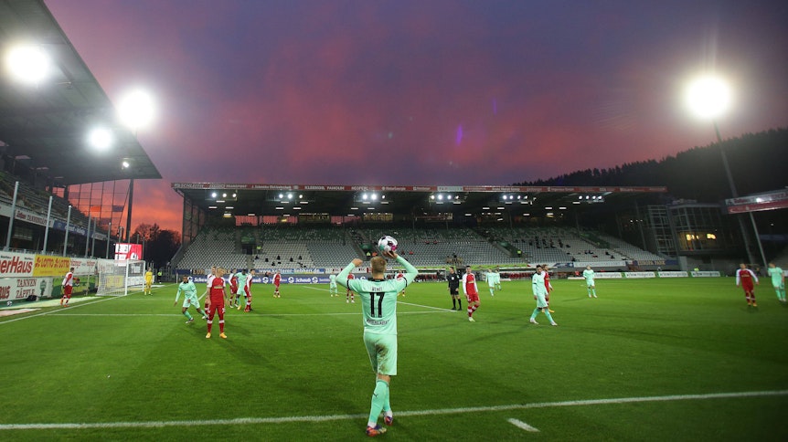 Das Freiburger Stadion beim Duell zwischen dem SC Freiburg und Borussia Mönchengladbach (2:2) unter dem Abendhimmel im Dezember 2020.