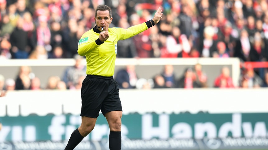 Schiedsrichter Tobias Stieler bei der Partie VfB Stuttgart gegen den Karlsruher SC am 24.11.2019.