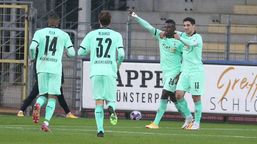 Gladbachs Kapitän Lars Stindl (r.) umarmt Stürmer Breel Embolo nach dessen Treffer zur zwischenzeitlichen Führung in Freiburg. Neuhaus und Plea laufen zum Torschützen. Am Ende hieß es 2:2.