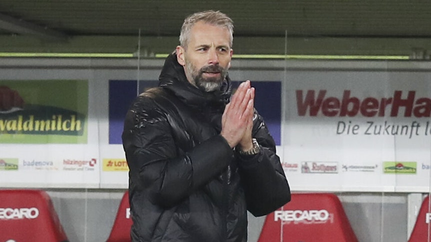 Marco Rose, Trainer der Gladbacher Borussia, faltet während des 2:2 seiner Mannschaft am vergangenen Bundesliga-Spieltag in Freiburg die Hände.