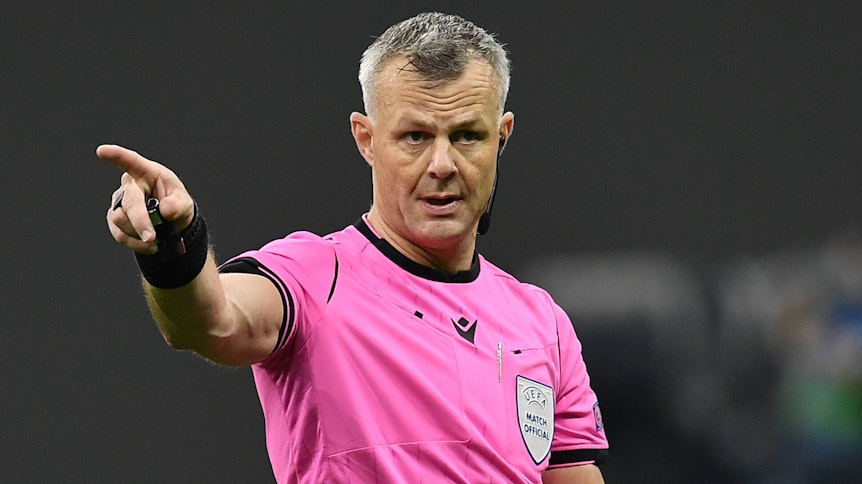 Schiedsrichter Björn Kuipers, hier beim Champions-League-Duell der Borussia im Oktober bei Inter Mailand (2:2), leitet auch Gladbachs Auftritt in der Gruppe B am Mittwoch bei Real Madrid.