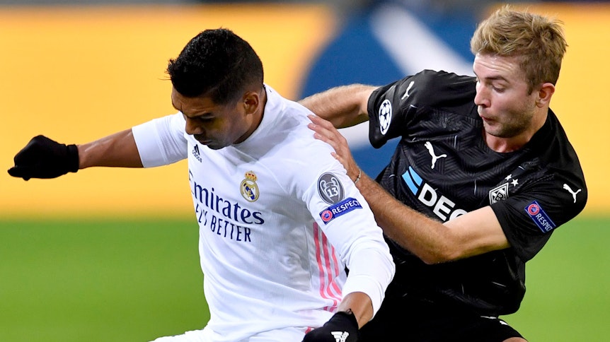 Christoph Kramer (r.) und Real Madrids Casemiro (l.) kämpfen im Hinspiel um den Ball.