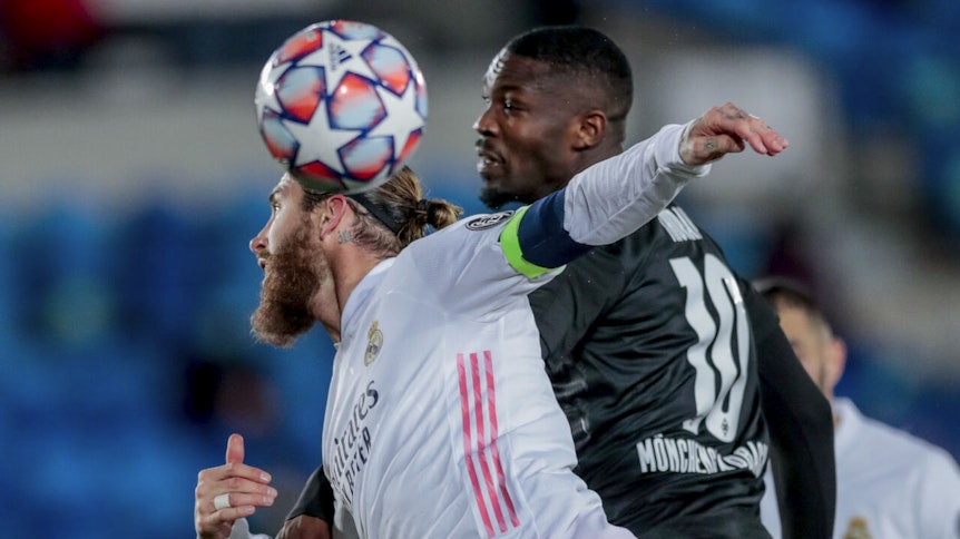 Real Madrids Sergio Ramos (l.) gegen Mönchengladbachs Marcus Thuram.
