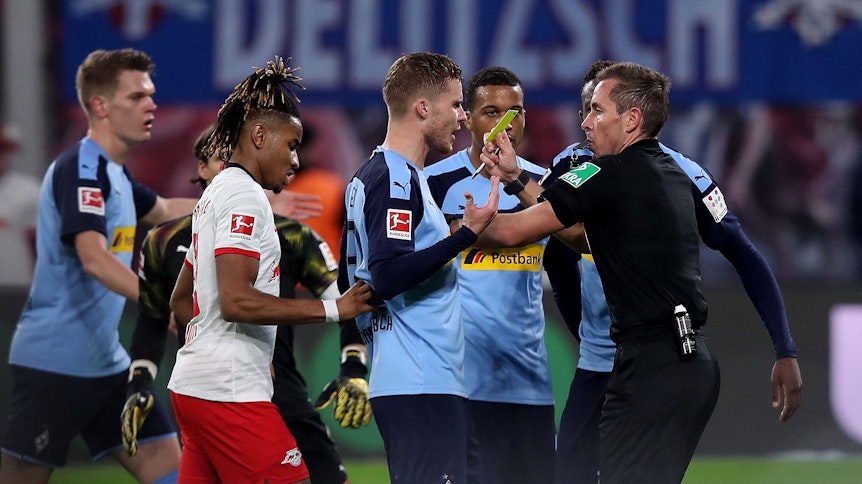Schiedsrichter Tobias Stieler schickte Alassane Plea in Leipzig nach einer Stunde mit Gelb-Rot vom Platz.
