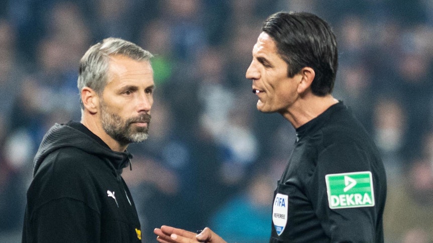 Gladbach-Trainer Marco Rose und Schiedsrichter Deniz Aytekin im Zwiegespräch.