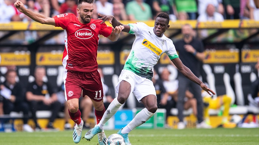 Bereits beim 2:1-Sieg der Gladbacher im Hinspiel gegen Düsseldorf lieferten sich beide Mannschaften, in dieser Szene Borussias Denis Zakaria (r.) mit Kenan Karaman, einen packenden Fight.