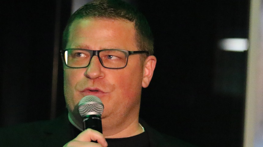 Borussias Manager Max Eberl, hier beim Talk in den Räumen der GladbachLIVE-Redaktion, sieht in Fortuna Düsseldorf einen großen Konkurrenten.