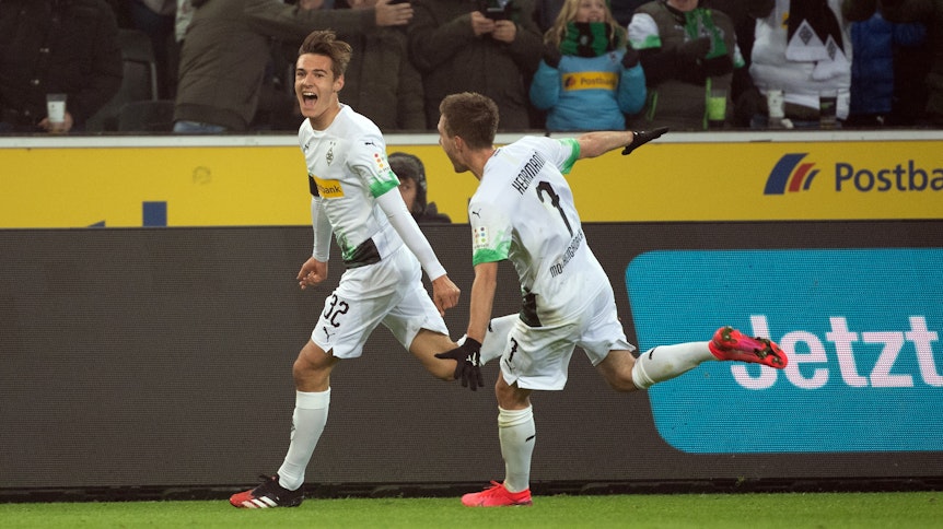 Florian Neuhaus bejubelt sein Traumtor gegen Mainz 05.