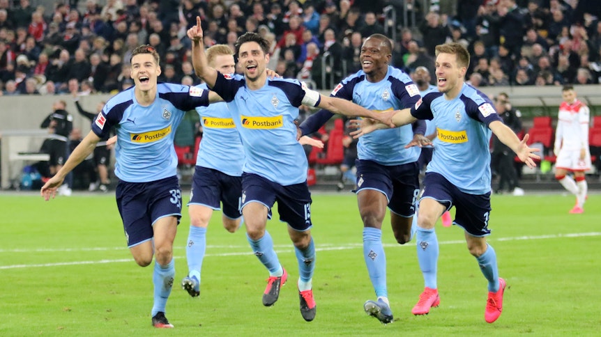 Borussias Lars Stindl (Mitte) ist gemeinsam mit seinen Team-Kollegen im Jubelrausch. Mit zwei Treffern hat der Kapitän großen Anteil am 4:1-Erfolg der Gladbacher beim Rheinland-Rivalen Fortuna Düsseldorf.