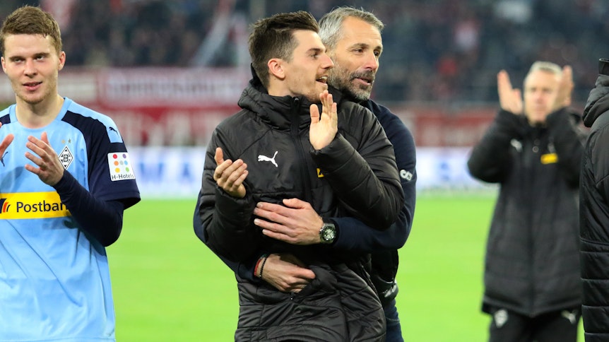 Beste Stimmung bei Borussia: Nach dem Sieg in Düsseldorf umarmt Trainer Marco Rose seinen Spieler Jonas Hofmann, der einen Treffer erzielen konnte.