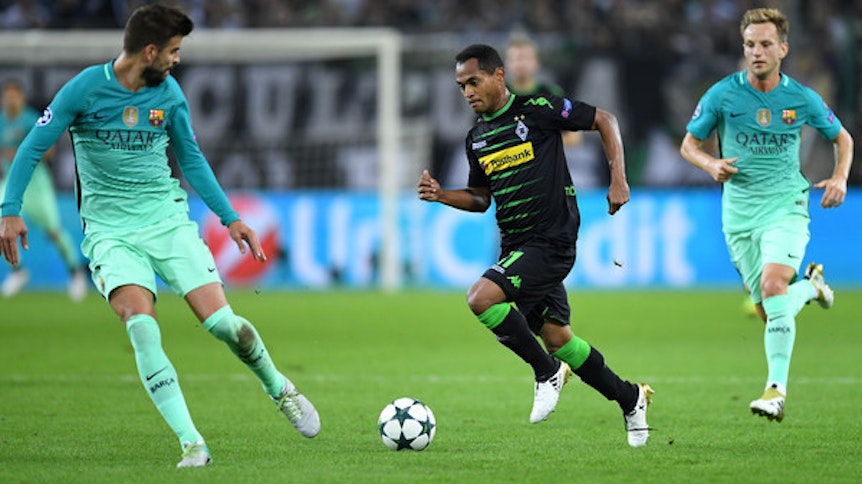 Borussias Offensiv-Stratege Raffael (Mitte) in seinem Element: In dieser Szene im Champions-League-Duell gegen Barcelonas Gerard Pique (l.) und Ivan Rakitic.