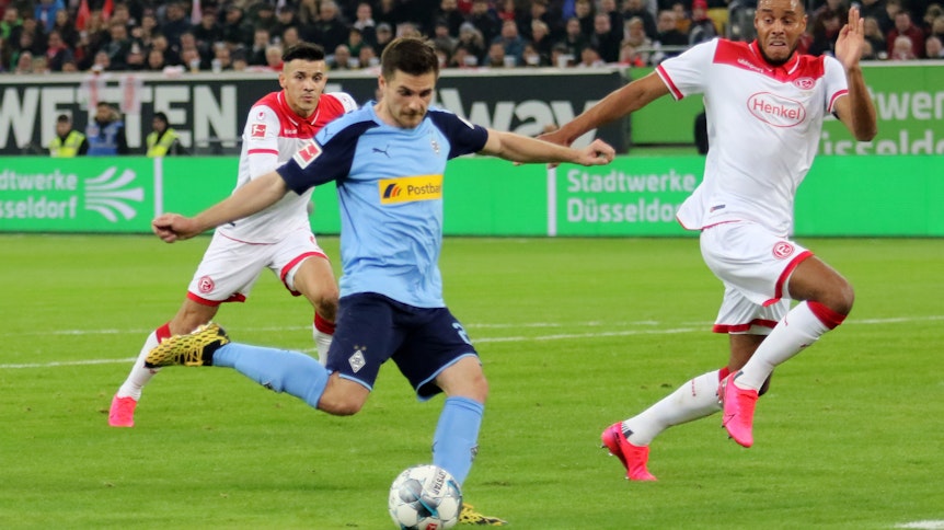 Seit er Schuhe in den Farben seines Ex-Klubs Dortmund trägt, hat Gladbachs Offensivspieler Jonas Hofmann (Mitte) einen Torlauf in der Bundesliga.