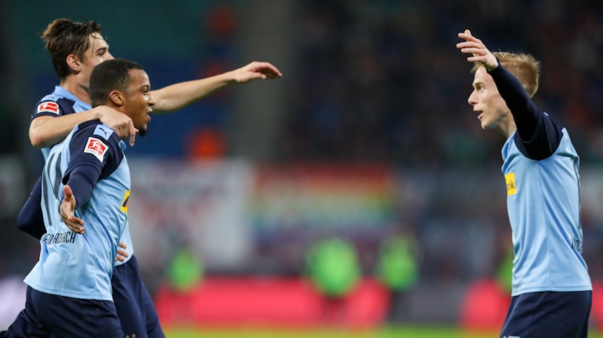 In Hälfte eins war für Borussia nur Freude angesagt: Hier jubeln Florian Neuhaus, Alassane Plea und Oscar Wendt gemeinsam.