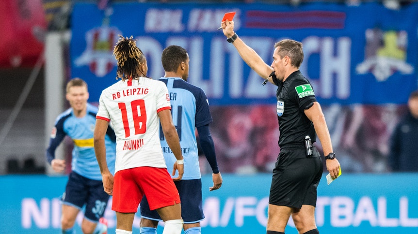 Tobias Stieler schmeißt Alassane Plea vom Platz.