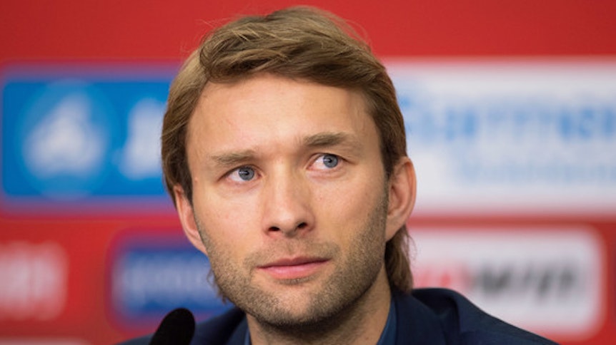 Ex-Nationalspieler Simon Rolfes zieht bei Gladbachs Rheinland-Rivalen Bayer Leverkusen im Hintergrund die Fäden.