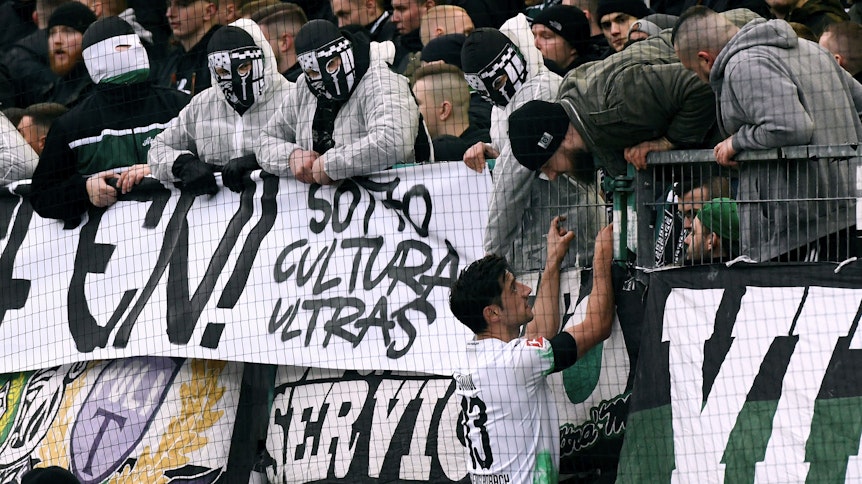 Lars Stindl versucht, die Borussia-Ultras zu beschwichtigen.