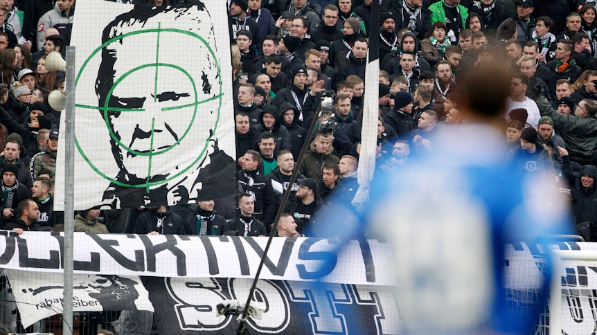 In der Gladbacher Nordkurve werden beleidigende Plakate gegen Gegner TSG Hoffenheim ausgerollt.