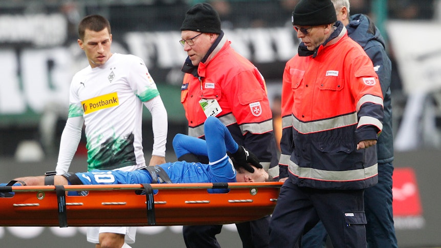 Munas Dabbur musste in der ersten Halbzeit in Mönchengladbach vom Platz getragen werden. Ex-Salzburg-Kollege Stefan Lainer begleitet ihn.