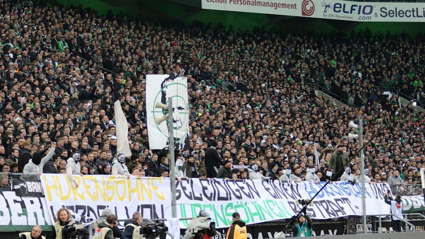 Gladbachs Heimspiel gegen Hoffenheim steht in diesen Augenblicken kurz vor einem Abbruch.
