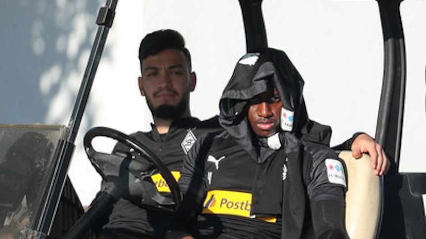 Mamadou Doucouré (r.), hier im Winter-Trainingslager im spanischen Jerez de la Frontera, will sich bei Borussia durchbeißen.