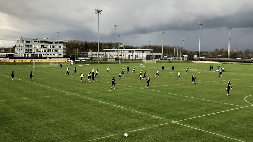 Im Hintergrund ziehen dunkle Wolken daran, im Vordergrund lässt Marco Rose zwei Teams gegeneinander antreten.