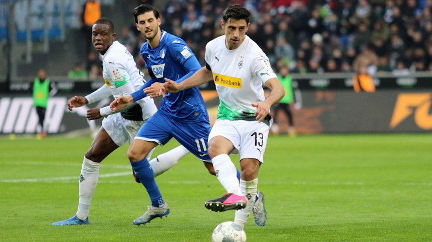 Lars Stindl gehört nun auch zu den Gladbach-Profis mit vier Gelben Karten auf dem Konto, Denis Zakaria (hinten) hat mit sieben bislang die meisten gesammelt.