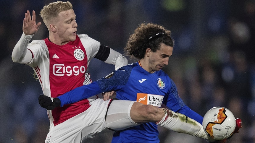 Marc Cucurella, hier im Duell mit Ajax-Star Donny van de Beek, ist aktuell vom FC Barcelona an den FC Getafe verliehen.