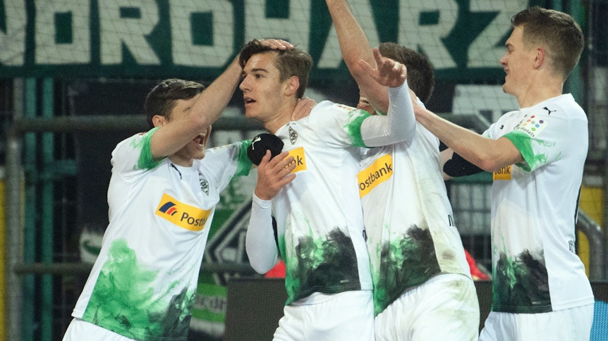 Gladbachs Florian Neuhaus (2.v.l.) steht im Fokus von Bundestrainer Joachim Löw.