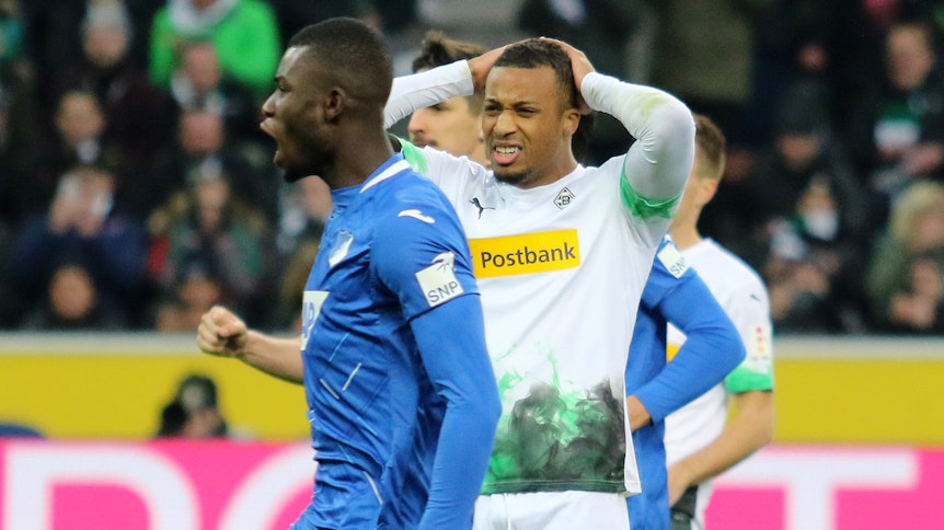 Alassane Plea ärgert sich über seinen verschossenen Elfmeter gegen die TSG Hoffenheim.