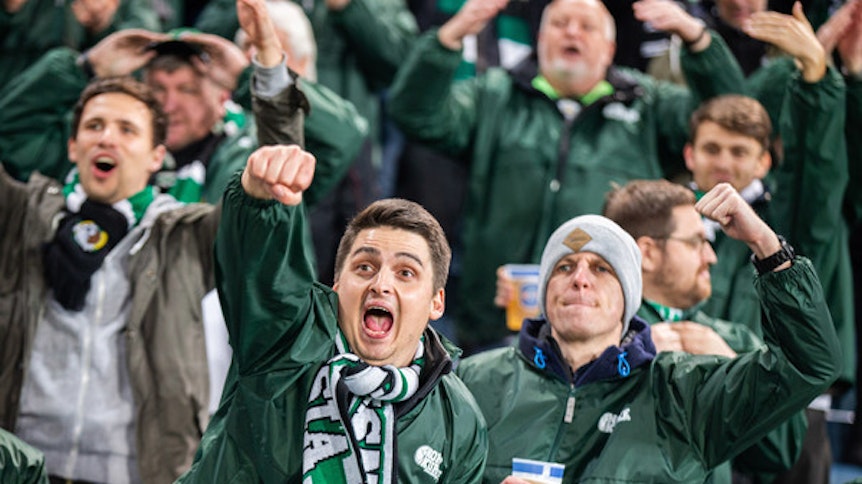 Borussia Mönchengladbach ist am Samstag beim FC Augsburg zu Gast. Tausende Fans wollen die Fohlen, trotz des Coronavirus-Alarm, begleiten.