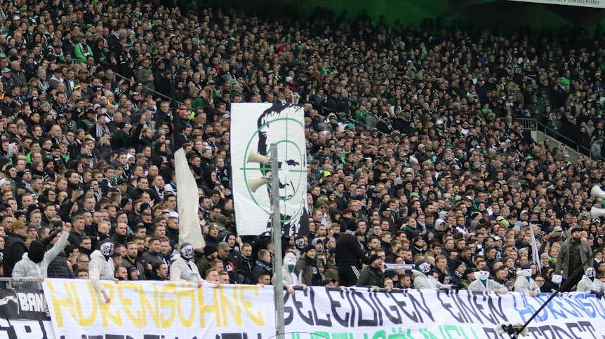 Vermummte Übeltäter in der Nordkurve haben gegen 1899 Hoffenheim für einen Hass-Eklat im Borussia-Park gesorgt. Der Verein will konsequent vorgehen.
