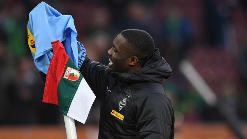 Am Ende konnte Marcus Thuram in Ruhe das Trikot von Ramy Bensebaini über die Eckfahne ziehen.
