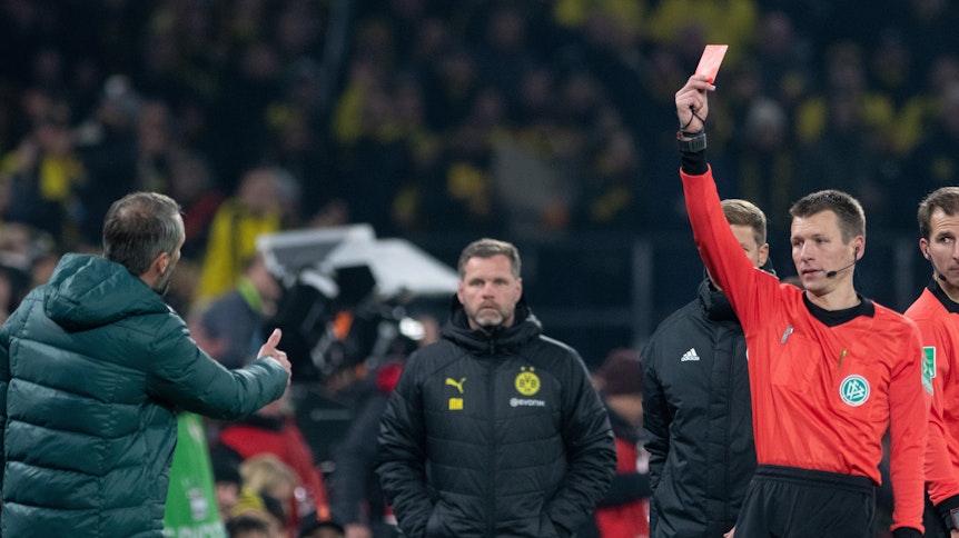 DFB-Pokal-Spiel in Dortmund Ende Oktober: Schiedsrichter Benjamin Cortus zeigt Marco Rose die Rote Karte.