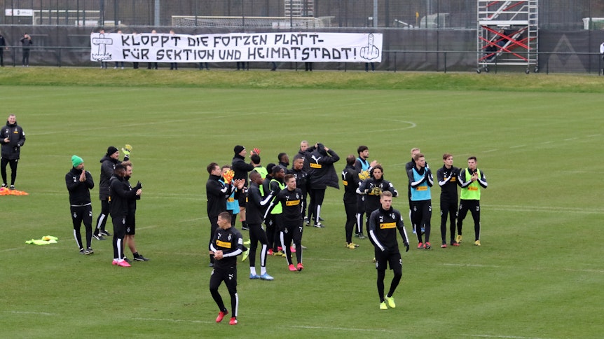 Während des Abschlusstrainings der Borussen vor dem Derby gegen den 1. FC Köln wurde dieses Plakat gezeigt.
