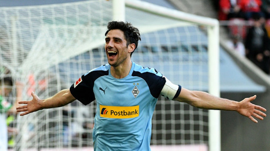 Lars Stindl jubelt beim Sieg (3:2) der Gladbacher Borussia in Augsburg. Mit zwei Toren hatte der Kapitän einen großen Anteil am Erfolg bei den Bayern-Schwaben.