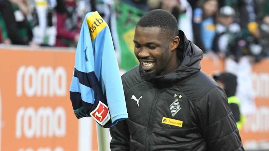 Gladbach-Stürmer Marcus Thuram hat sich in Augsburg am Knie verletzt und könnte für das kommende Spitzenspiel gegen Dortmund ausfallen.