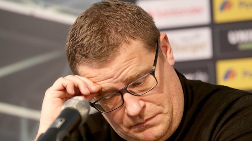 Gladbachs Manager Max Eberl erlebt derzeit turbulente Tage. Seine Fohlen müssen im Kampf um ein Champions-League-Ticket nun im Derby gegen Köln im eigenen Stadion wegen des Coronavirus ohne Zuschauer antreten.